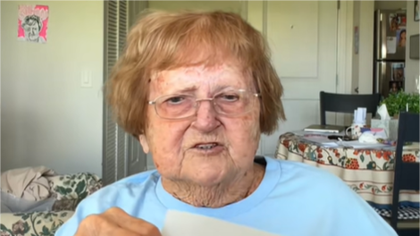 "Če hočem prirejati zabave, jih bom!" 96-letnica živi na polno, dom za starejše ji grozi z izselitvijo
