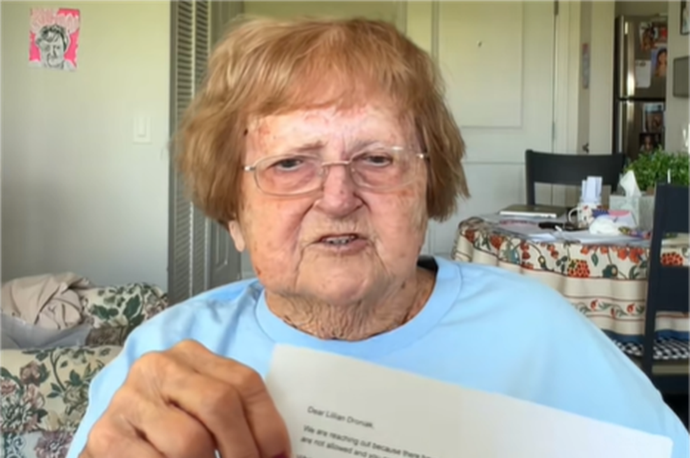 "Če hočem prirejati zabave, jih bom!" 96-letnica živi na polno, dom za starejše ji grozi z izselitvijo (foto: TikTok/grandma_droniak/posnetek zaslona)