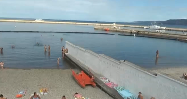 Plaža blizu slovenske meje sproža burne razprave: ženske in moške ločuje 2,7 metra visok zid (ki marsikomu ni po godu)