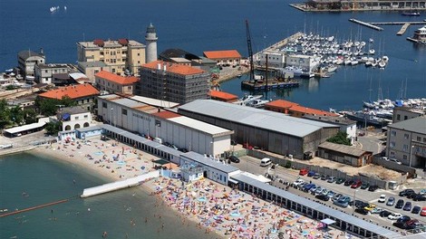 Plaža blizu slovenske meje sproža burne razprave: ženske in moške ločuje 2,7 metra visok zid (ki marsikomu ni pogodu)