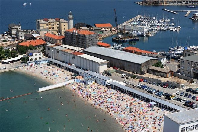 Plaža blizu slovenske meje sproža burne razprave: ženske in moške ločuje 2,7 metra visok zid (ki marsikomu ni pogodu)