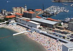 Plaža blizu slovenske meje sproža burne razprave: ženske in moške ločuje 2,7 metra visok zid (ki marsikomu ni po godu)