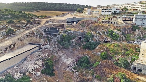 Emil Aladjem Israel Antiquities Authority izrael jama zgodovina 400000 let preteklost hominini najdba odkritje