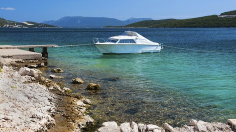 jadran jahta barvanje morje kazen 5000 evrov odgovorni vrsar hrvaska jadransko morje turizem plaza voda