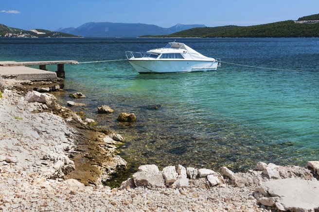 jadran jahta barvanje morje kazen 5000 evrov odgovorni vrsar hrvaska jadransko morje turizem plaza voda
