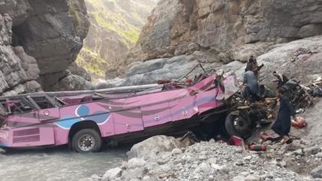 Avtobus zapeljal v globok prepad: umrlo 40 ljudi, trije se še borijo za življenje