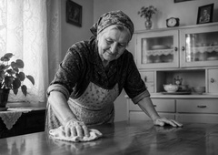 Babice iz bivše Jugoslavije so hišo očistile brez kapljice kemikalij: njihovi preprosti triki navdušujejo še danes