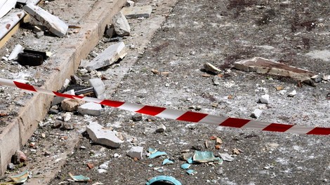 Jutranja eksplozija na glavni železniški postaji:  več poškodovanih, policija na terenu našla sumljiv predmet!
