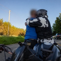 Moški v stiski hodil sredi prometne ceste: motorist nato storil nekaj, kar vrača vero v ljudi (VIDEO)