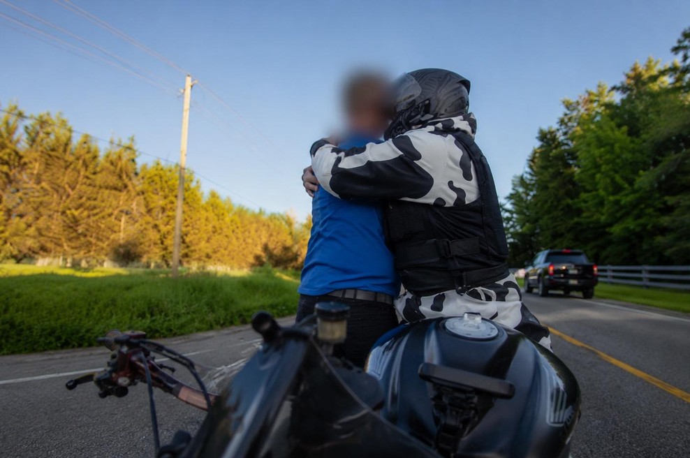 Moški v stiski hodil sredi prometne ceste: motorist nato storil nekaj, kar vrača vero v ljudi (VIDEO) (foto: ai)