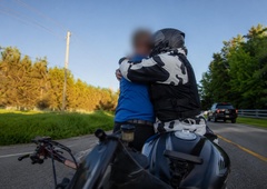 Moški v stiski hodil sredi prometne ceste: motorist nato storil nekaj, kar vrača vero v ljudi (VIDEO)