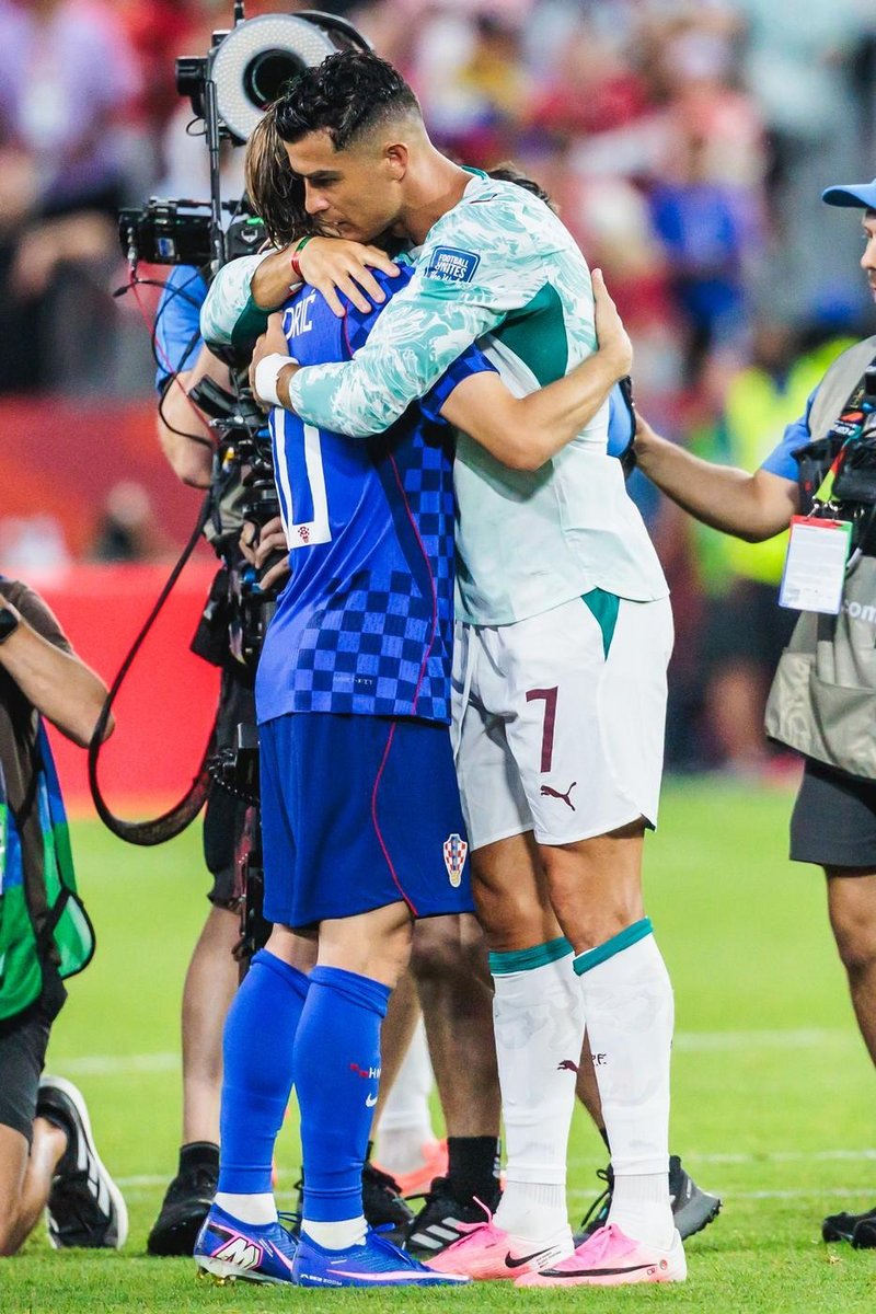 Čustveni trenutki po porazu Hrvaške: Ronaldo tolažil Modrića, ki ni skrival razočaranja (FOTO)