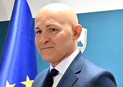 Saj ni res, pa je: šolski minister Borut Rončević bi celotno ministrstvo preselil v svoj domači kraj