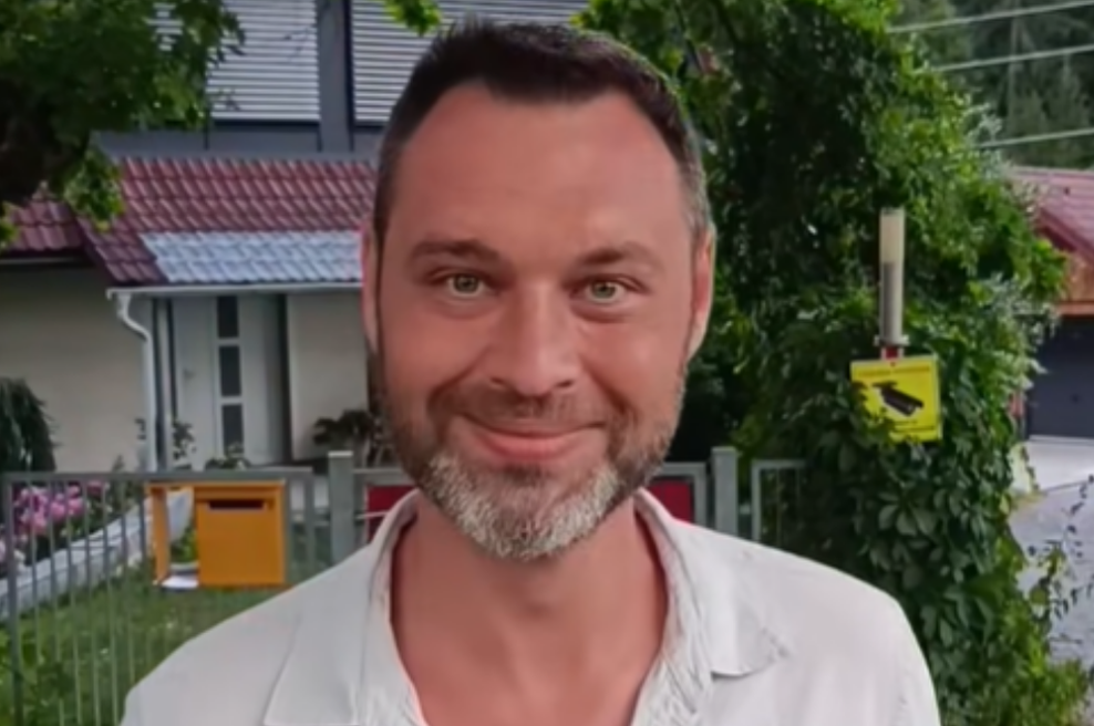 Miha Kordiš pred hišo Janeza Janše: kaj je pred domovanjem predsednika vlade počel nekdanji poslanec? (foto: Facebook/Miha Kordiš/posnetek zaslona)