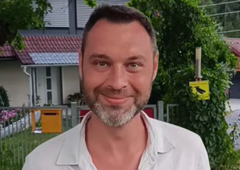 Miha Kordiš pred hišo Janeza Janše: kaj je pred domovanjem predsednika vlade počel nekdanji poslanec?