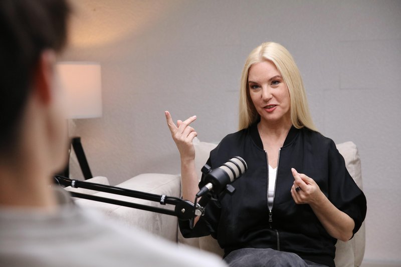 Suzana Lovec v podkastu Neobremenjeno: "Demokracija ne sloni na resničnostnih šovih"