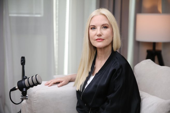 Suzana Lovec v podkastu Neobremenjeno: "Demokracija ne sloni na resničnostnih šovih"