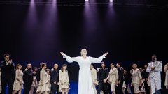 Evita v slovenski uprizoritvi kultnega muzikala, igra jo Sabina Cvilak.