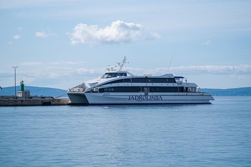 jadrolinija katamaran jelena ancona zadar italija hrvaska turizem morje jadransko morje obala pot potovanje turisti