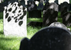 Delavci med obnovo pokopališča naleteli na skrivnosten nagrobnik: ko so ga očistili in prebrali napis, so vsem popadale čeljusti