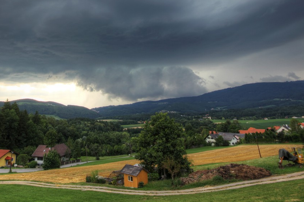 Nebo bodo prekrili temni oblaki: prihajajo krajevne plohe in nevihte, vročina kljub temu ne bo popustila (foto: Profimedia)