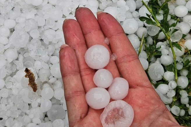 Slovenijo že zajelo neurje z močnim vetrom: ponekod je padala tudi toča (FOTO in VIDEO)