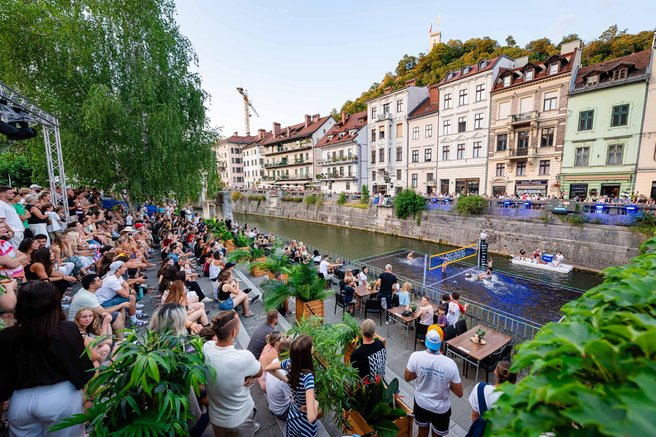 V centru Ljubljane se je odvil pravi spektakel: takšne gneče že dolgo ne pomnijo (FOTO)