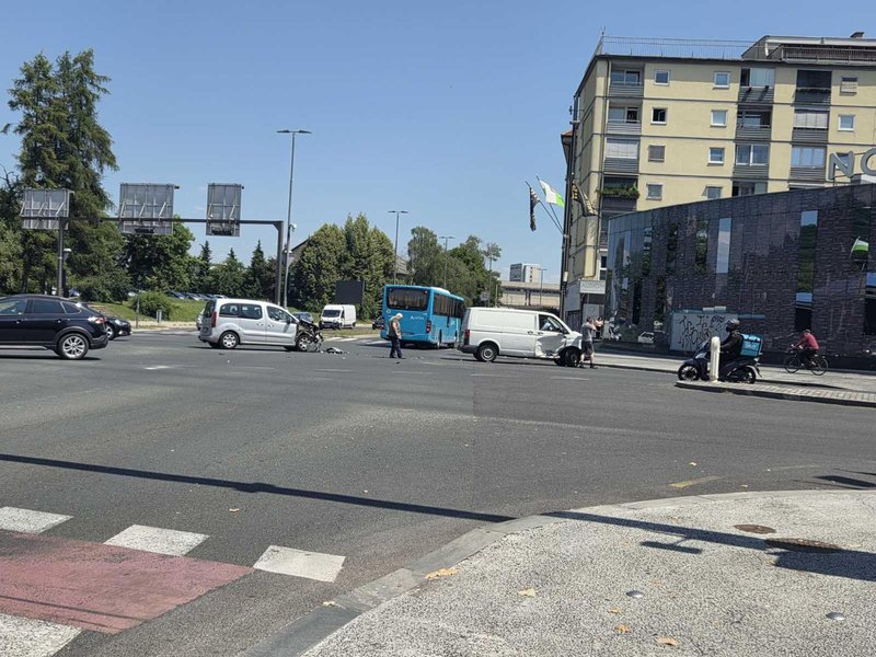 Ljubljanski bermudski trikotnik prometnih nesreč: streljaj od centra v tem križišču spet počilo - že drugič danes! (FOTO)