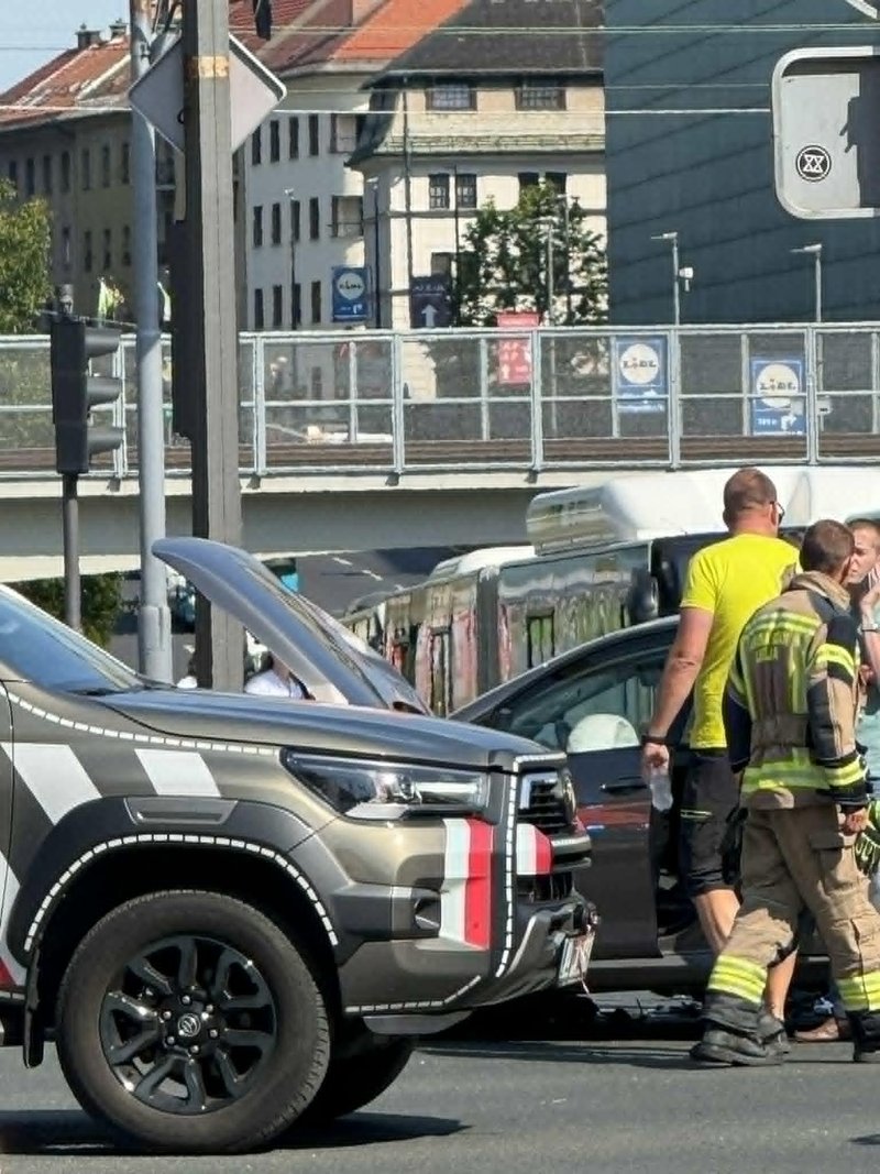 V centru Ljubljane se je zgodila prometna nesreča: na kraju so rešilci in gasilci (FOTO)