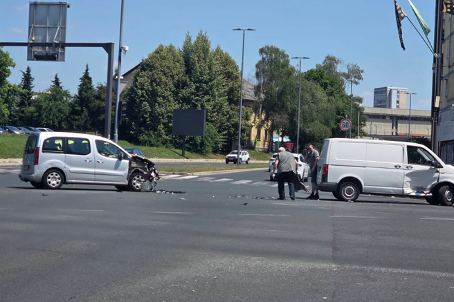 Ljubljanski bermudski trikotnik prometnih nesreč: streljaj od centra v tem križišču spet počilo - že drugič danes! (FOTO)