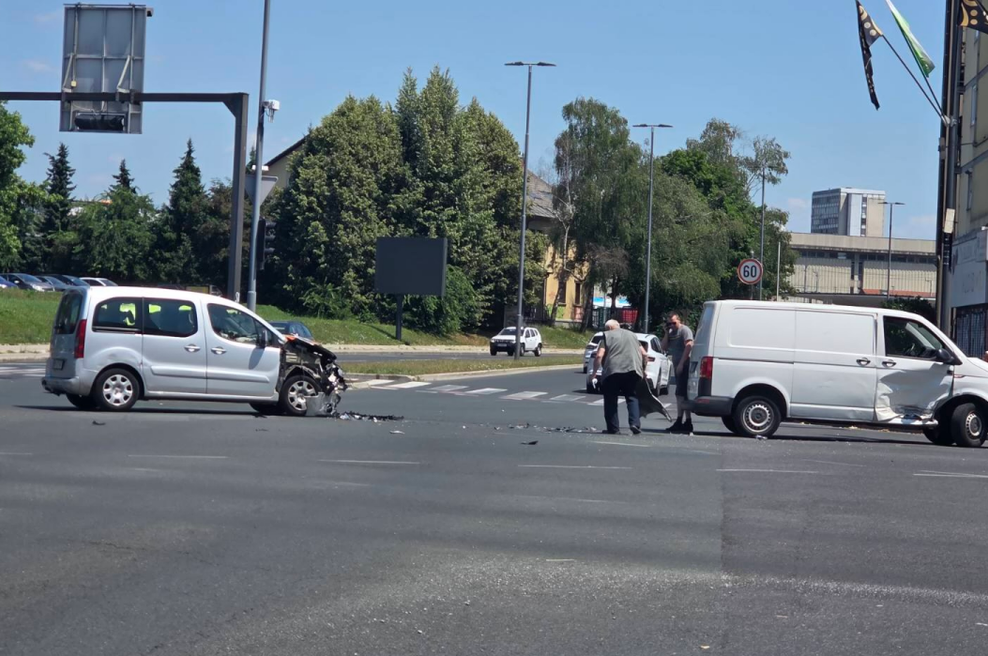 Ljubljanski bermudski trikotnik prometnih nesreč: streljaj od centra v tem križišču spet počilo - že drugič danes! (FOTO) (foto: Uredništvo)