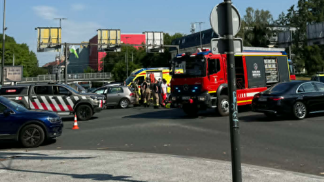 V centru Ljubljane se je zgodila prometna nesreča: na kraju so rešilci in gasilci (FOTO)