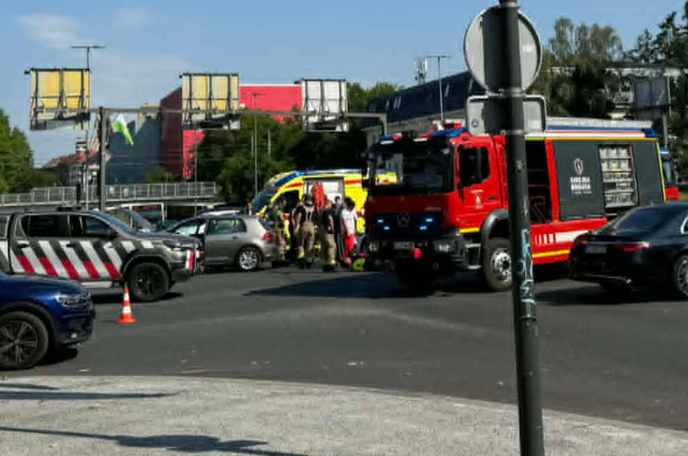 V centru Ljubljane se je zgodila prometna nesreča: na kraju so rešilci in gasilci (FOTO) (foto: Uredništvo)