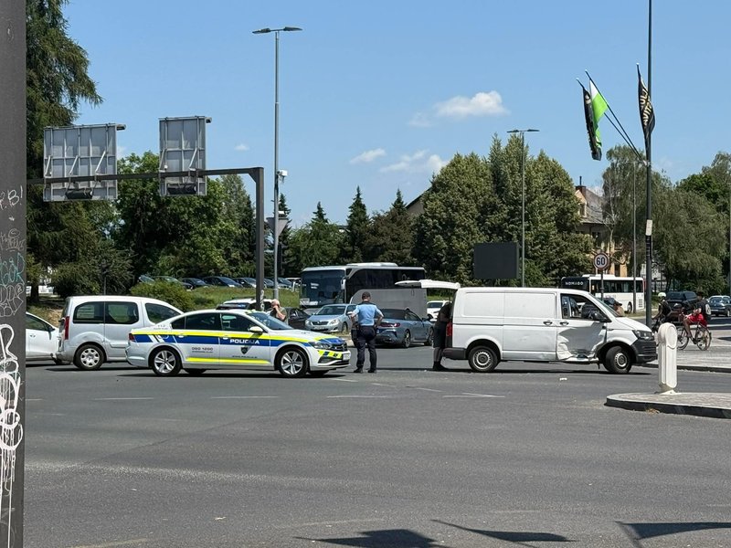 Ljubljanski bermudski trikotnik prometnih nesreč: streljaj od centra v tem križišču spet počilo - že drugič danes! (FOTO)