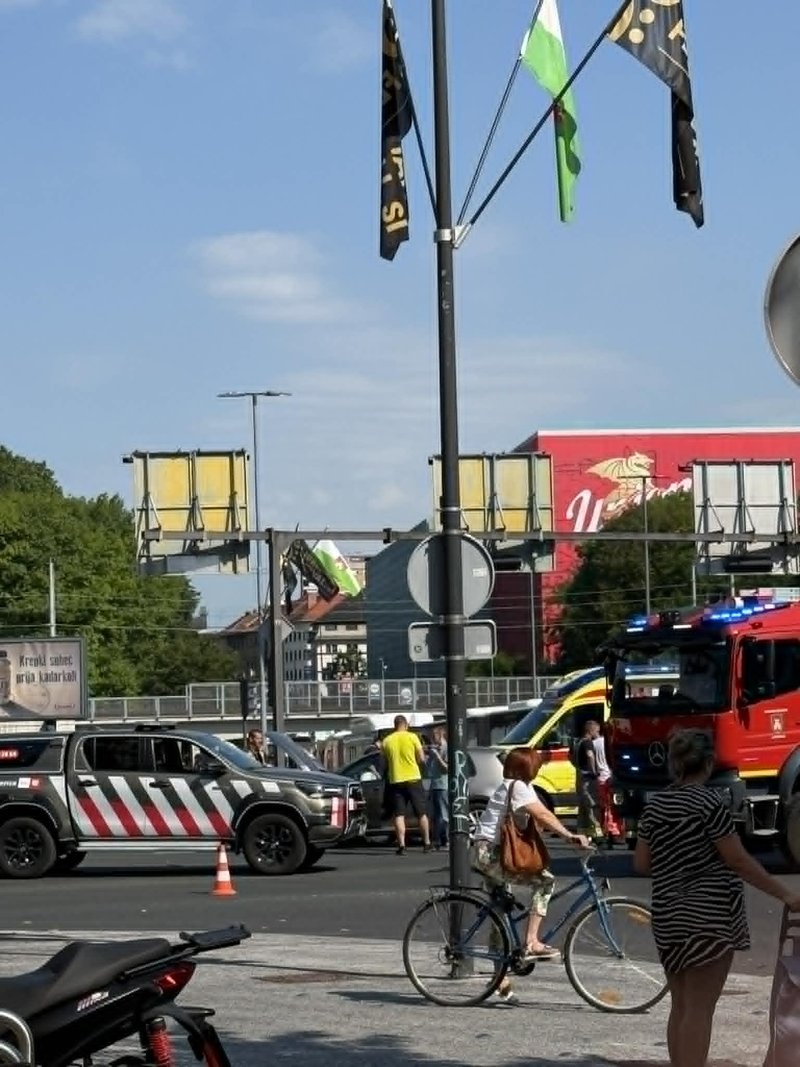 V centru Ljubljane se je zgodila prometna nesreča: na kraju so rešilci in gasilci (FOTO)