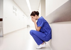 Po 39 letih dela je medicinska sestra Marilyn ostala brez službe, zamenjala jo je ... umetna inteligenca!