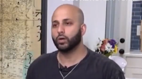 "Zamenjajte majico ali pojdite iz letala!" To je napis, ki je razburil posadko (potnik je bil popolnoma zmeden)