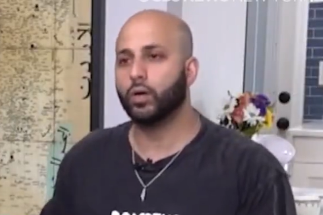 "Zamenjajte majico ali pojdite iz letala!" To je napis, ki je razburil posadko (potnik je bil popolnoma zmeden)