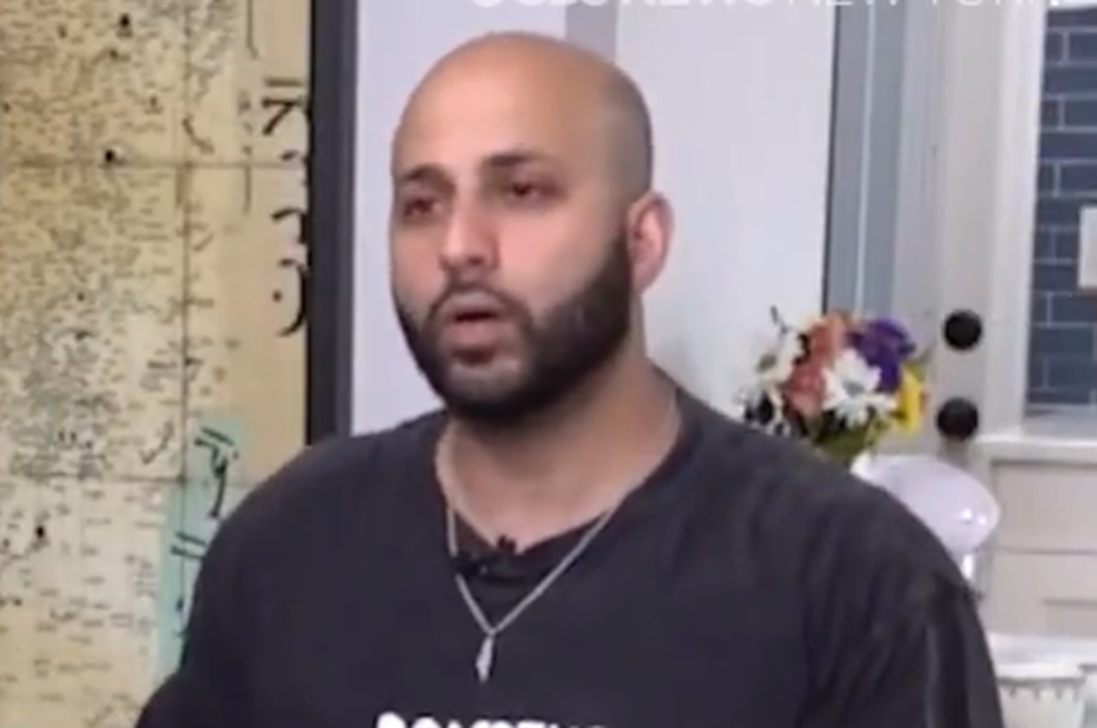 "Zamenjajte majico ali pojdite iz letala!" To je napis, ki je razburil posadko (potnik je bil popolnoma zmeden) (foto: CBS News/posnetek zaslona)