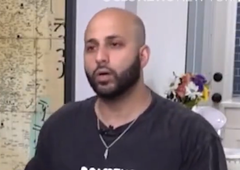 "Zamenjajte majico ali pojdite iz letala!" To je napis, ki je razburil posadko (potnik je bil popolnoma zmeden)