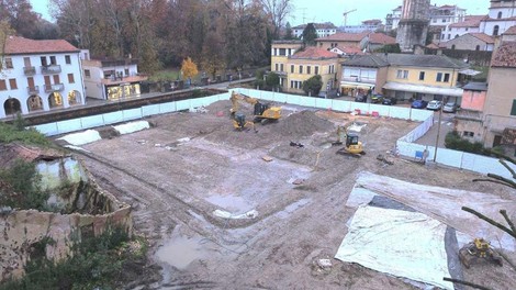 gradnja ribja trznica italija najdba ostanki zgodovina rimljani cerkev trupla kosti arheologija preteklost