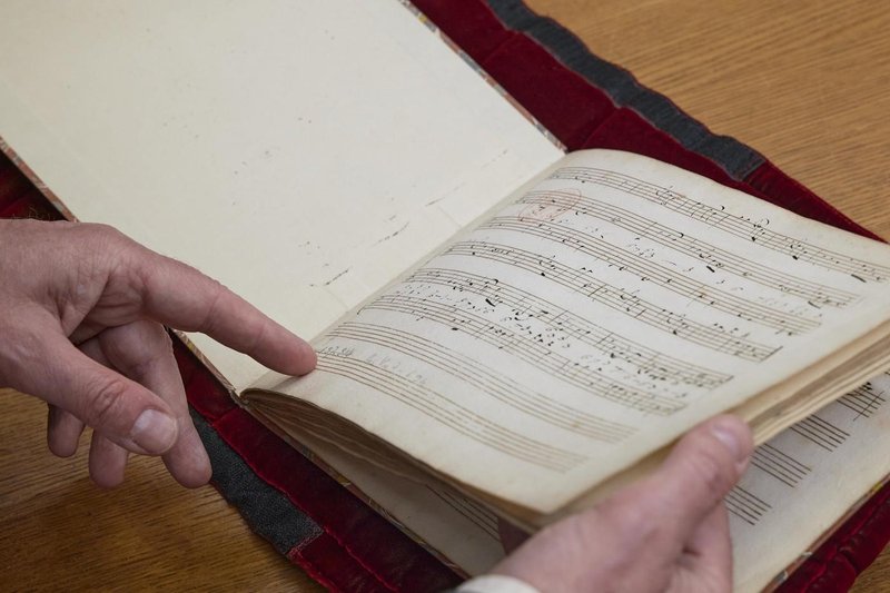 Pariz knjiznica Mozart zvezek odkritje