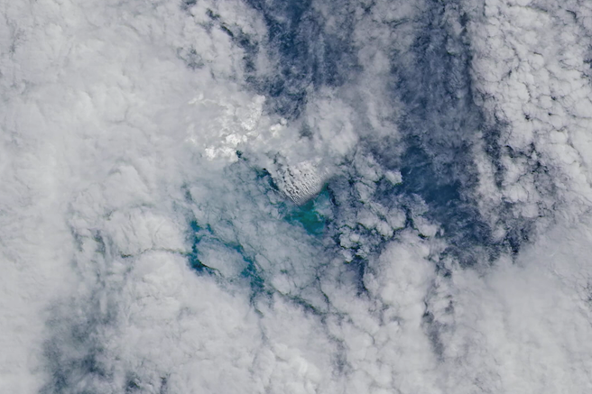 podzemni izbruh vulkan ocean nasa sateliti posnetek dogajanje zemlja narava okolje