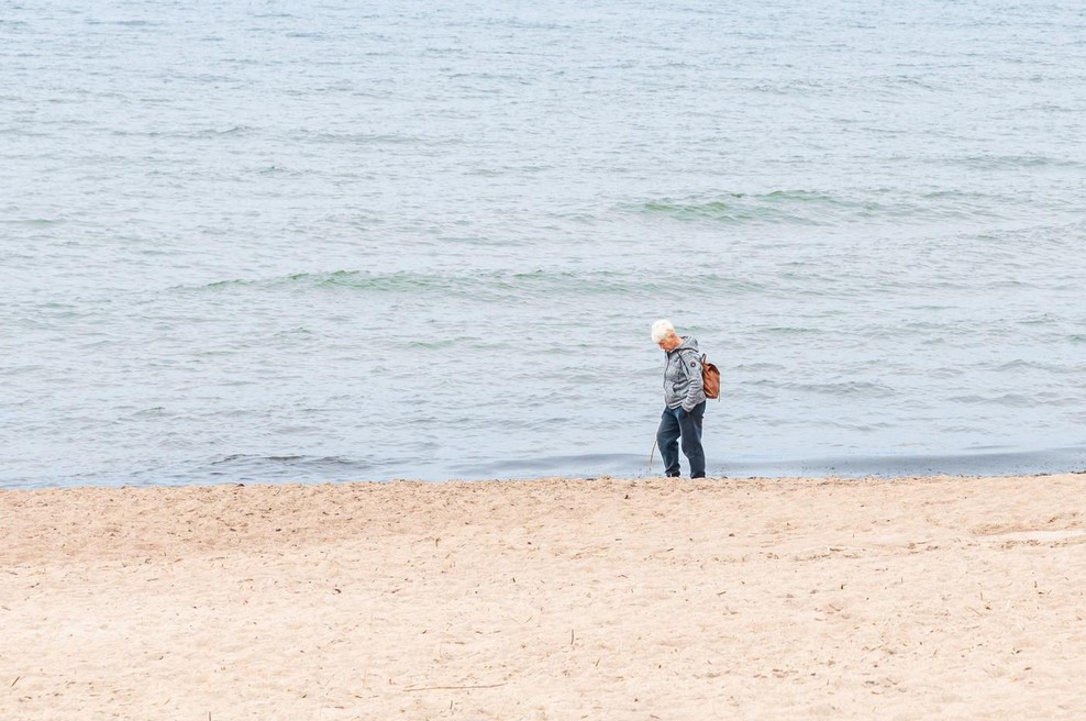 Upokojenec Peter je hodil po plaži, ko je pod peskom zagledal nekaj svetlečega. Takoj je vedel, da bo to najbolj srečen dan v njegovem življenju (foto: Profimedia)