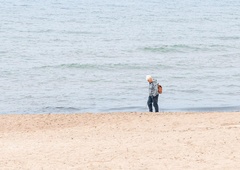 Upokojenec Peter je hodil po plaži, ko je pod peskom zagledal nekaj svetlečega. Takoj je vedel, da bo to najbolj srečen dan v njegovem življenju