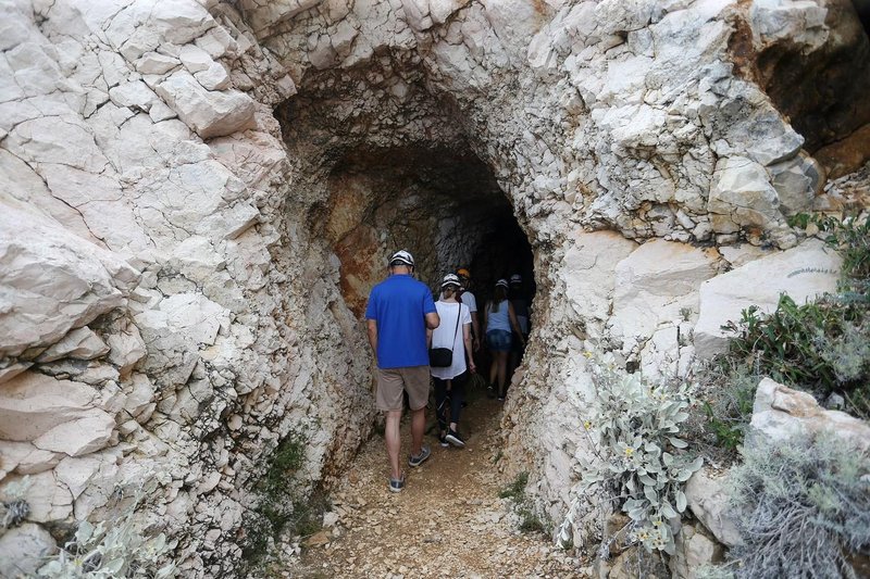 Vis otok turisti