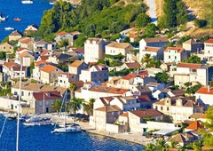 Turisti drvijo na dolgo časa prepovedani hrvaški otok, ki danes velja za enega največjih biserov Jadrana