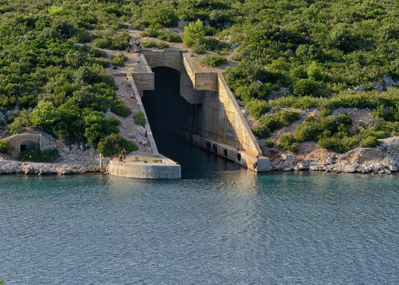 Vis otok vojaska baza