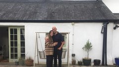 
                                                         druzina selitev podezelje hisa Devon