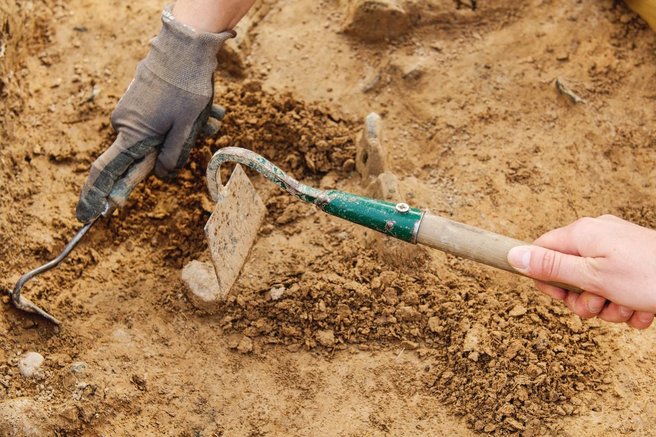 Arheologi brskali po pokopališču, ko so obstali kot vkopani: niso mogli verjeti, kaj se skriva pod zemljo